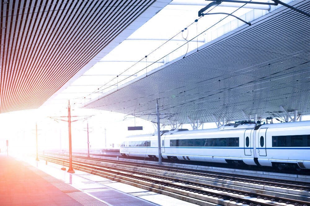 Szybki i nowoczesny pociąg z systemem ERTMS stojący na dworcu kolejowym